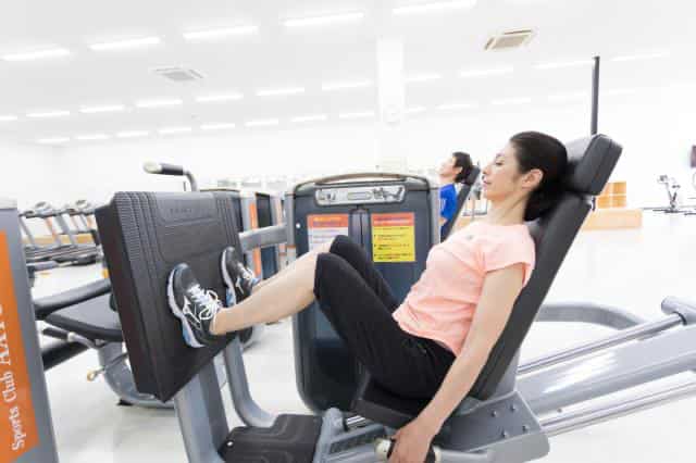 レッグプレスは効率的に下半身の筋肉を鍛えることができるトレーニングマシン
